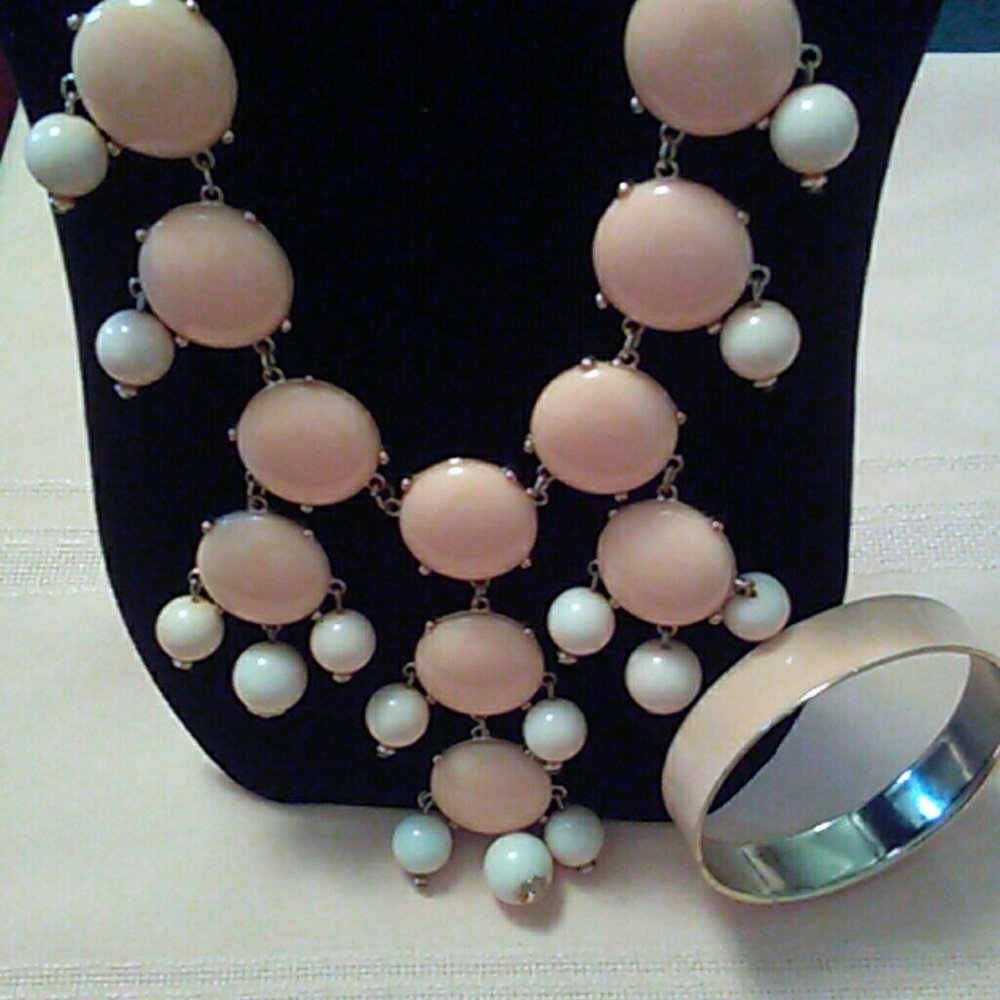 Necklace and bracelet set